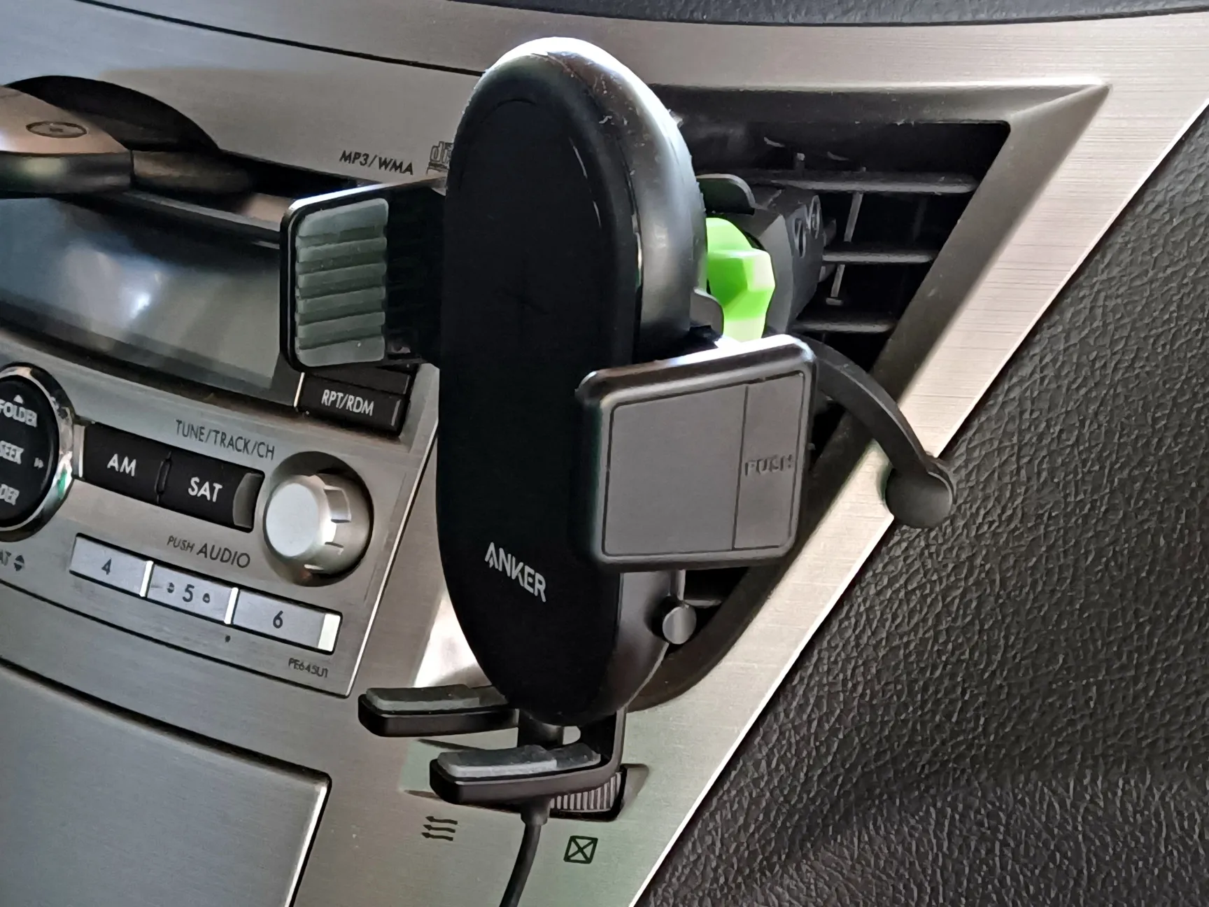 Nút vặn cải tiến cho bộ sạc điện thoại ô tô Anker