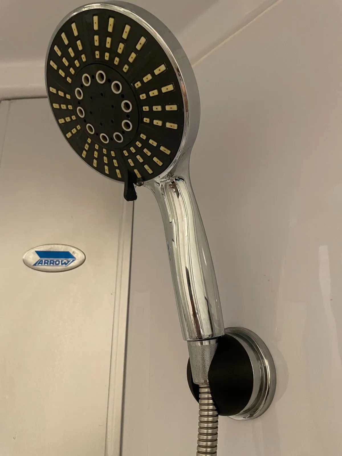 Giá đỡ đầu vòi sen Arrow cho cabin tắm