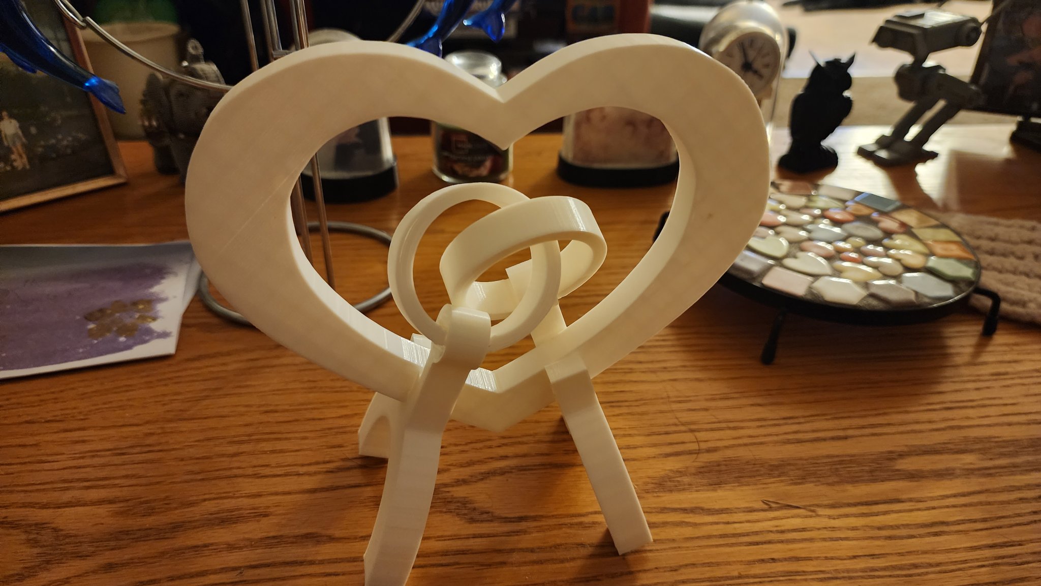 Vòng tay liên kết trong trái tim trên giá đỡ