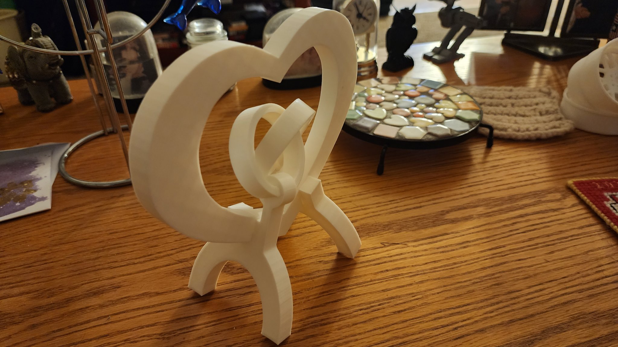 Vòng tay liên kết trong trái tim trên giá đỡ