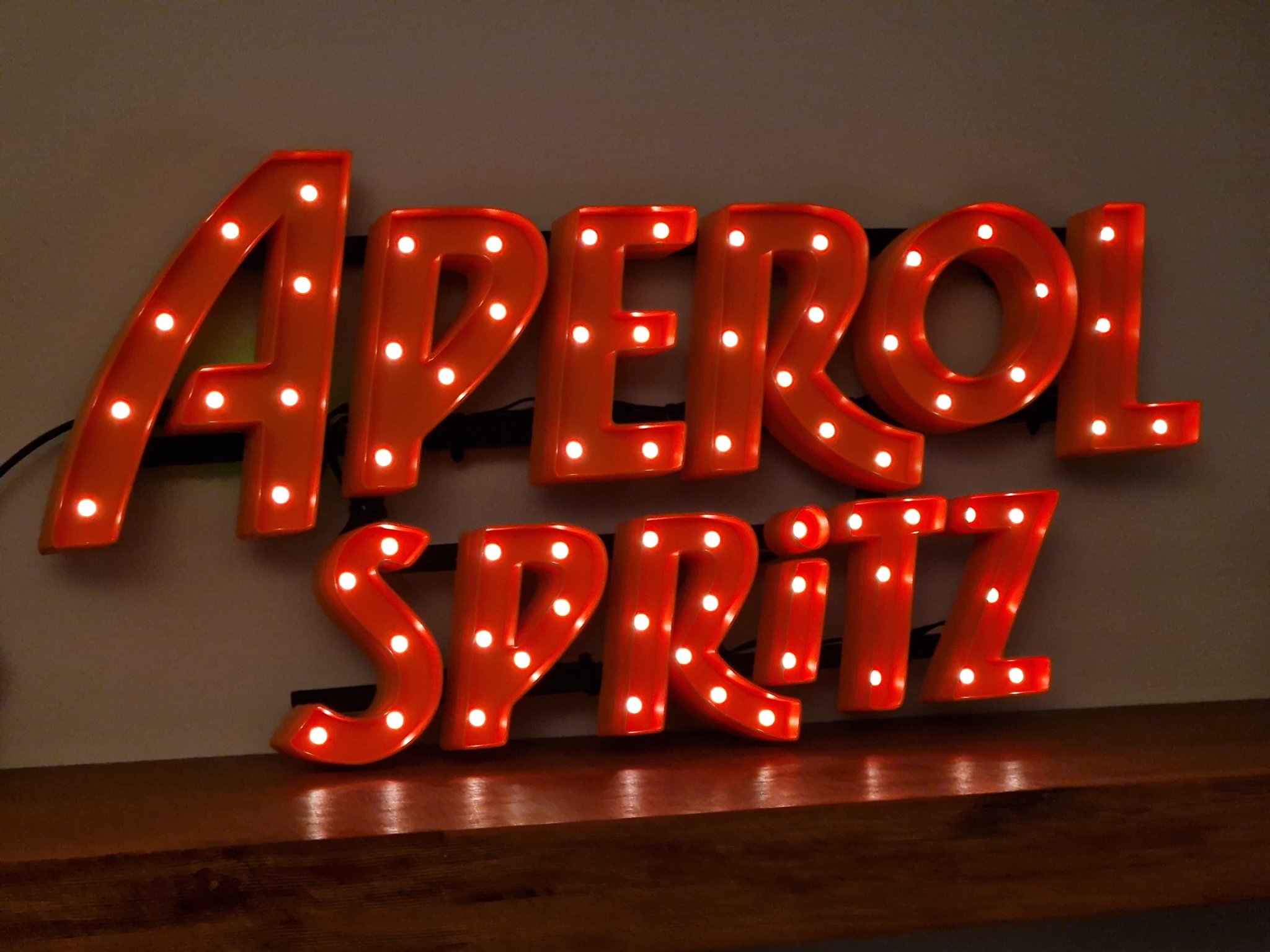 Biển hiệu retro LED "Aperol Spritz" treo tường