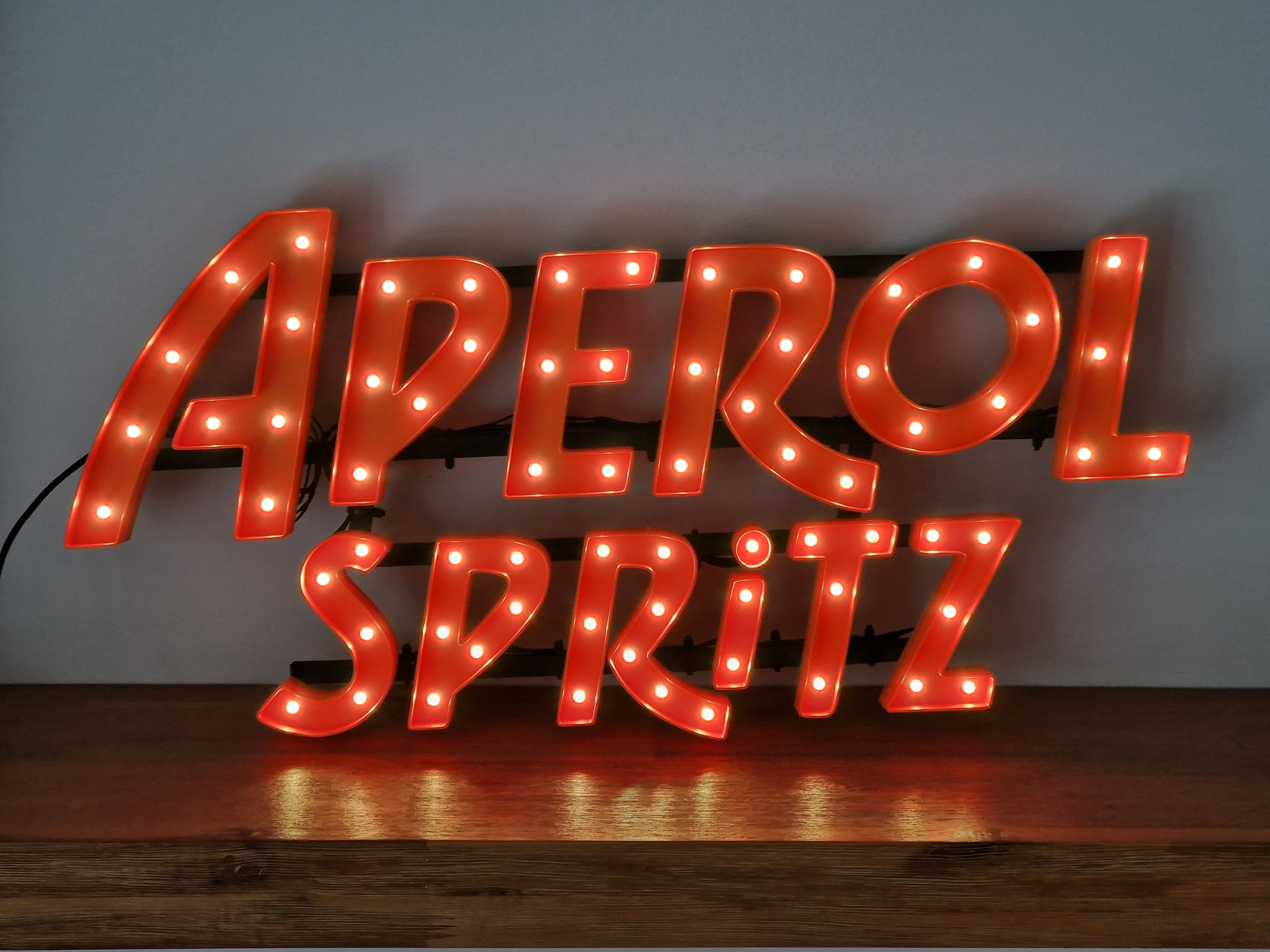 Biển hiệu retro LED "Aperol Spritz" treo tường