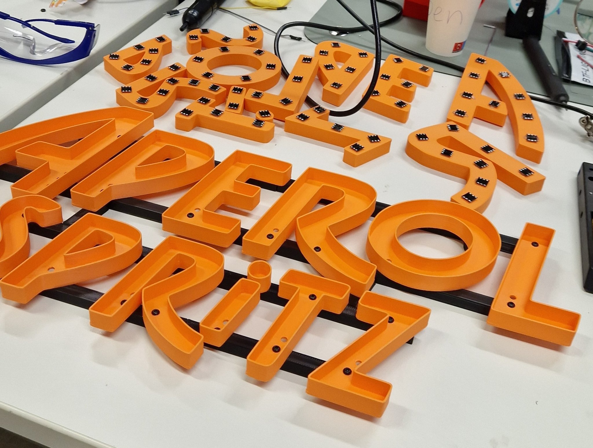 Biển hiệu retro LED "Aperol Spritz" treo tường