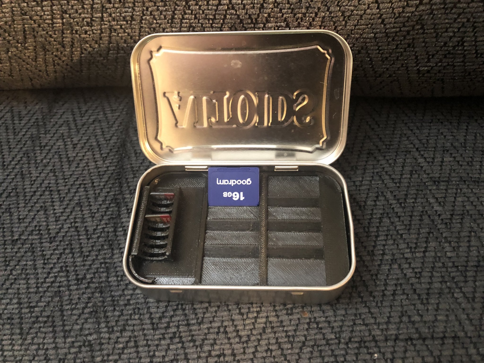 Khay đựng thẻ nhớ micro SD và SD trong hộp Altoids