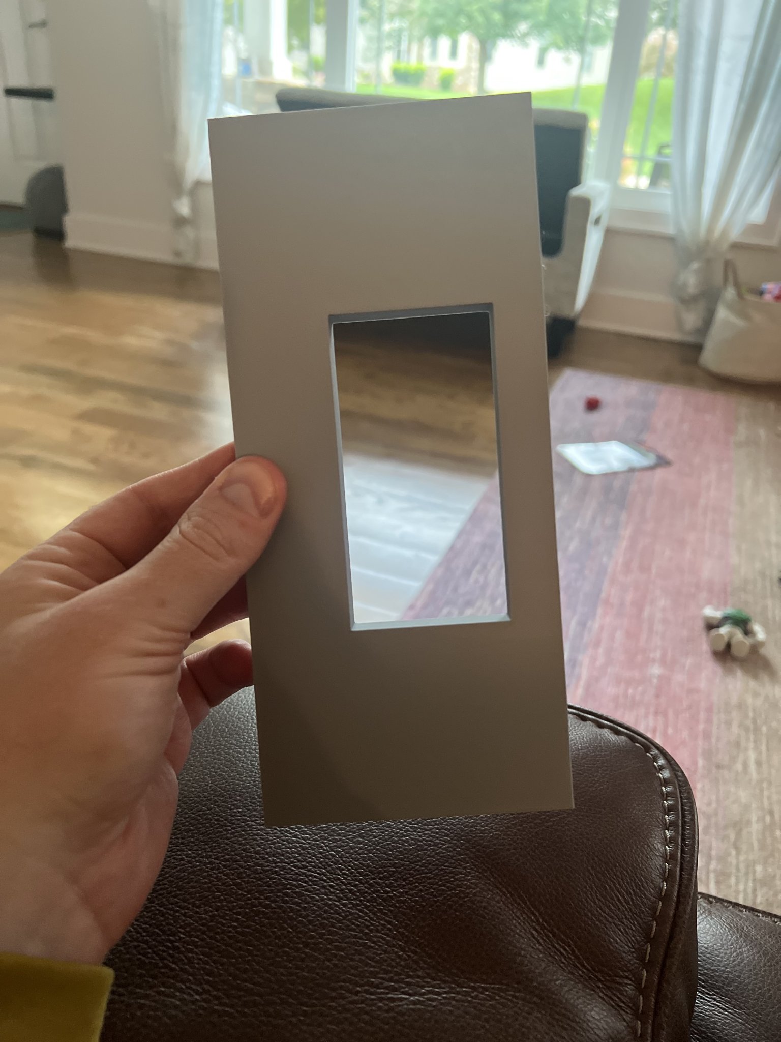 Giá đỡ đinh vít cho khung cửa hàng ngày