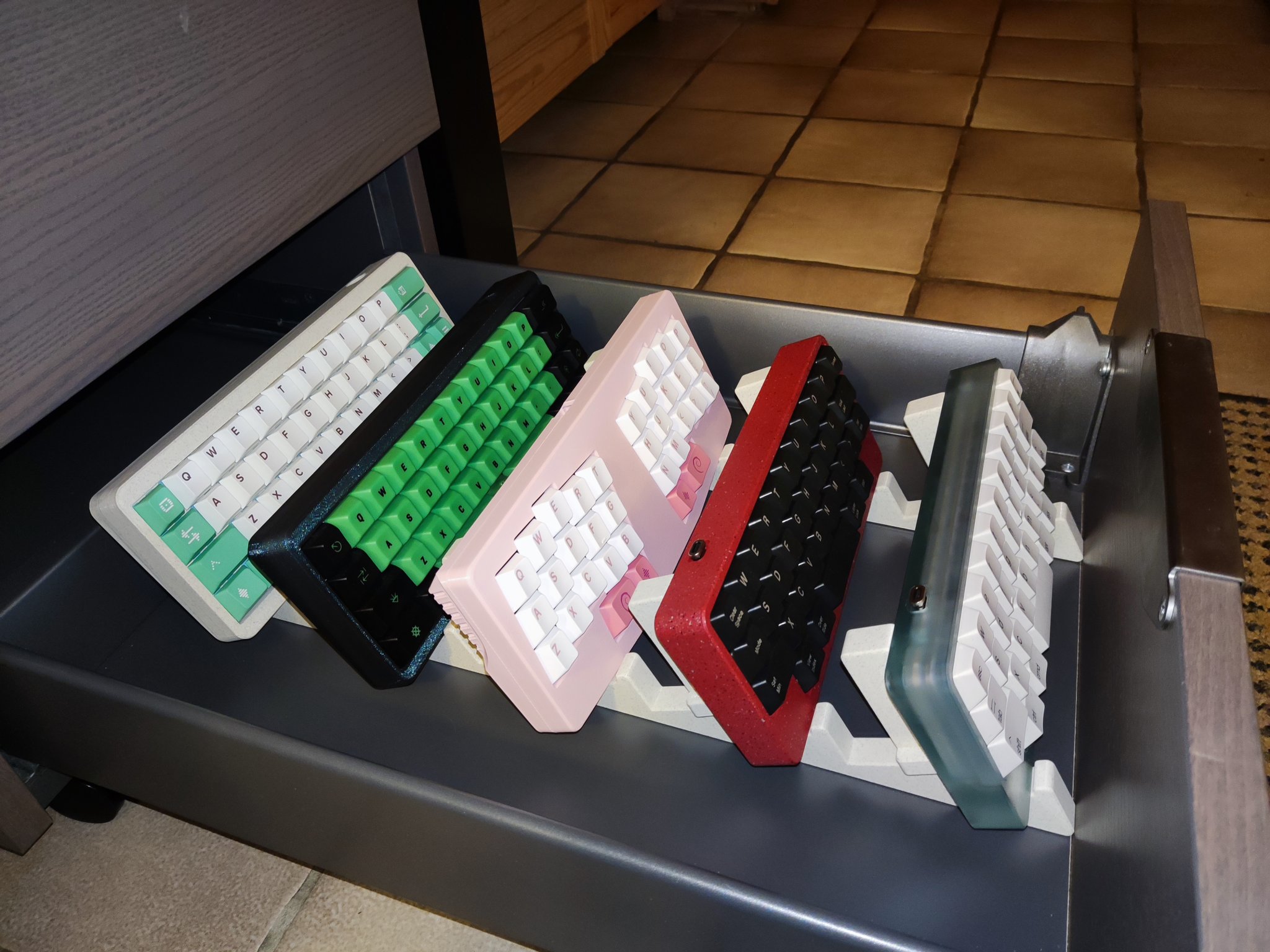 Giá đỡ bàn phím đa năng cho nhiều bàn phím