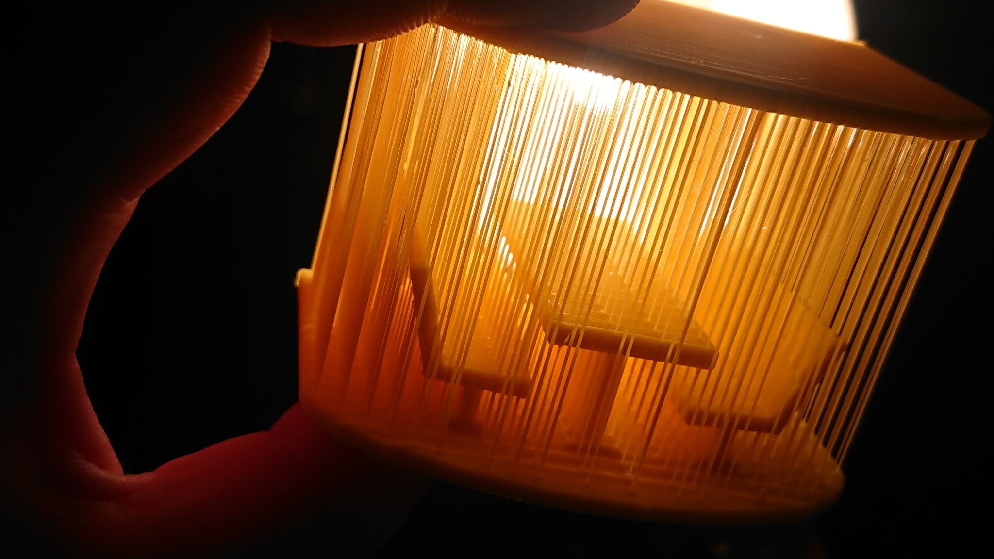 Bàn với ghế trong mưa