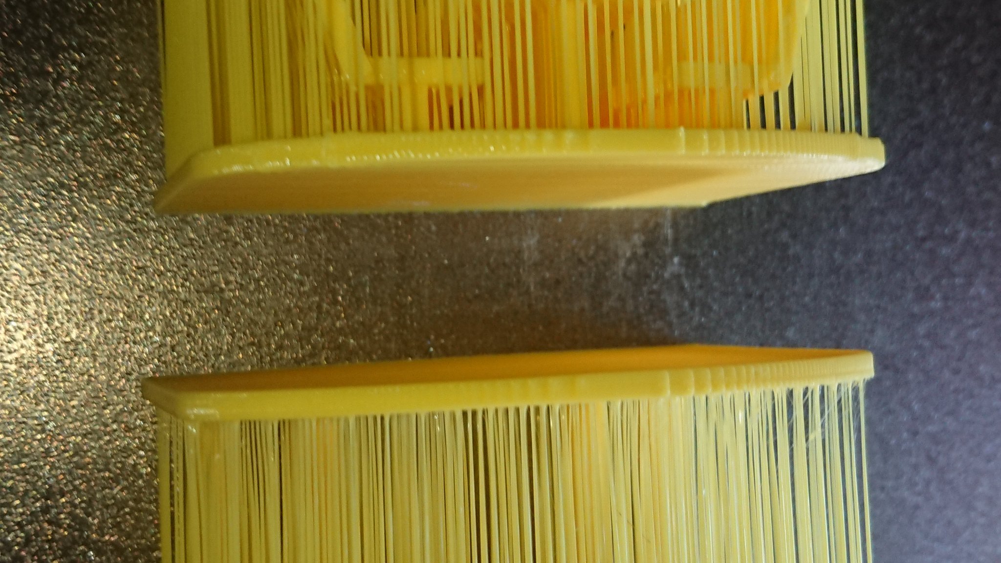 Bàn với ghế trong mưa