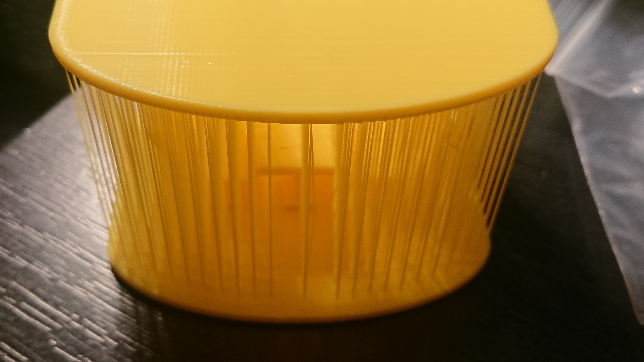 Bàn với ghế trong mưa