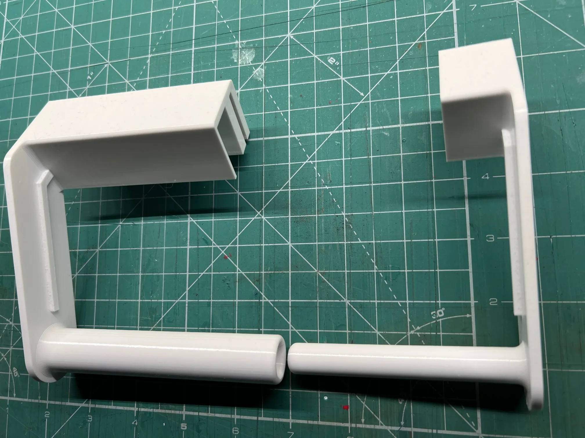 Giá đỡ cuộn giấy vệ sinh cho bức tường bên cạnh lò sưởi