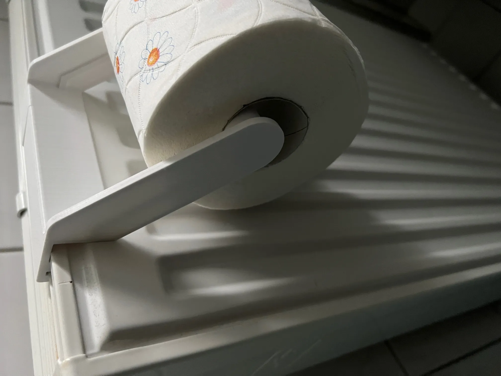 Giá đỡ cuộn giấy vệ sinh cho bức tường bên cạnh lò sưởi