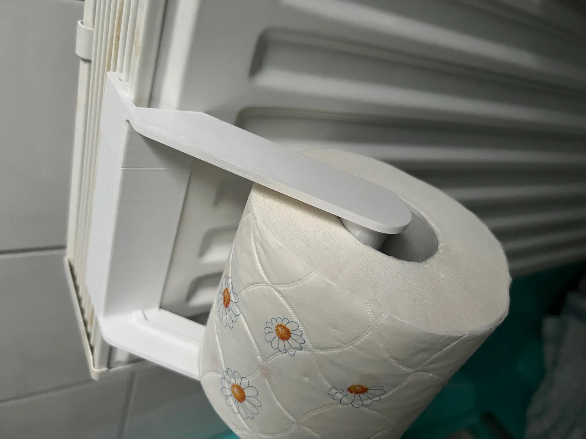 Giá đỡ cuộn giấy vệ sinh cho bức tường bên cạnh lò sưởi