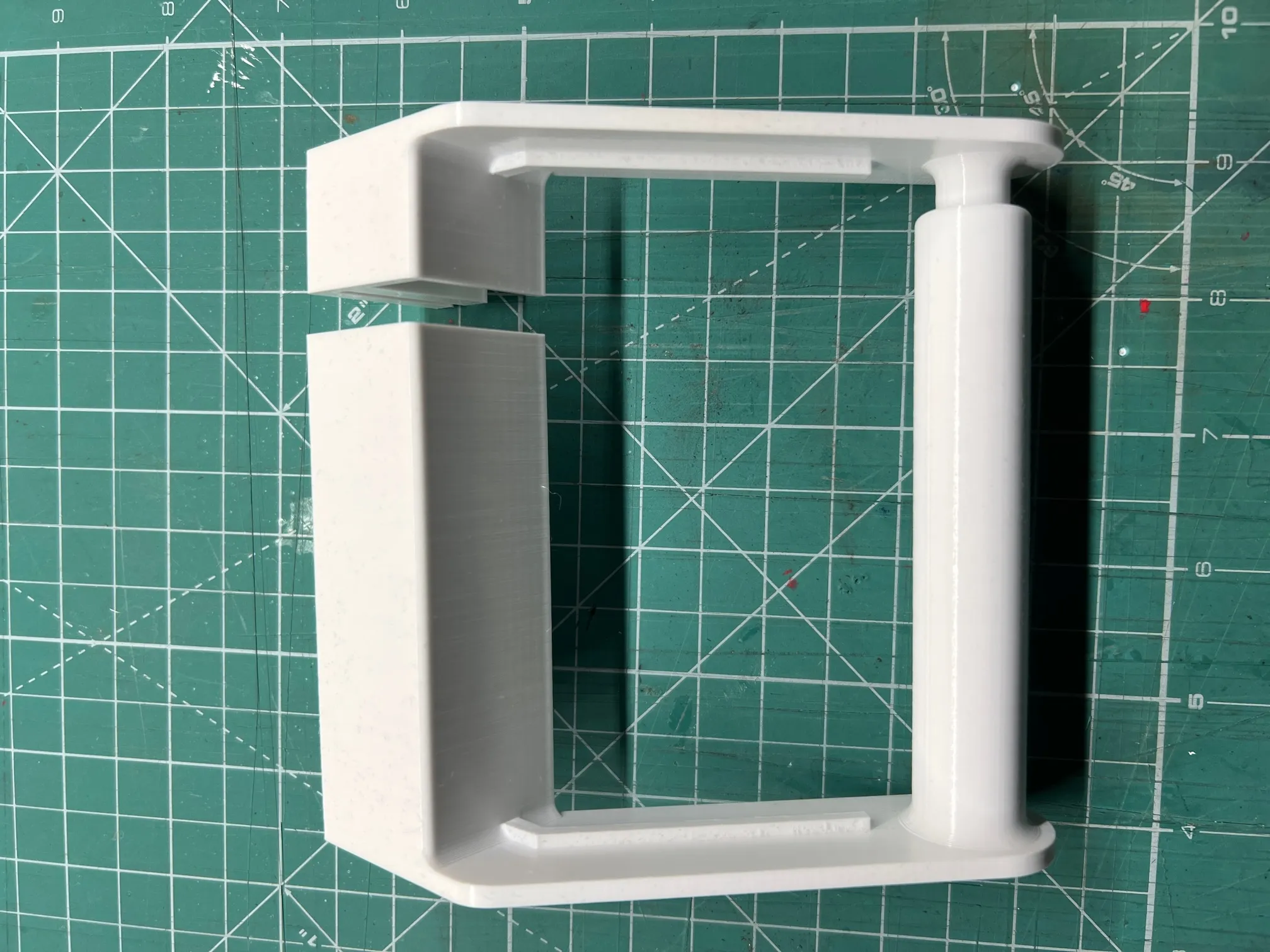 Giá đỡ cuộn giấy vệ sinh cho bức tường bên cạnh lò sưởi