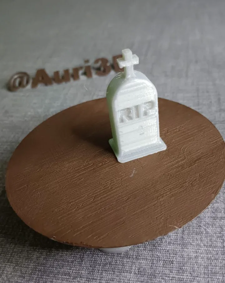 Bia mộ trang trí Halloween với thiết kế đáng sợ