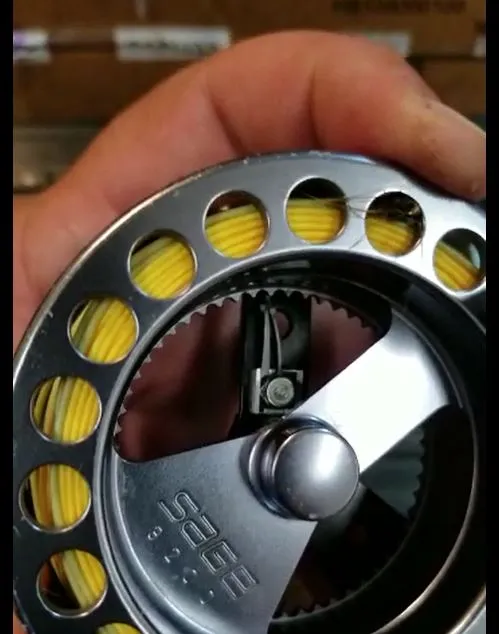 Cuộn câu cá SAGE 3200 với bộ phận clicker thay thế