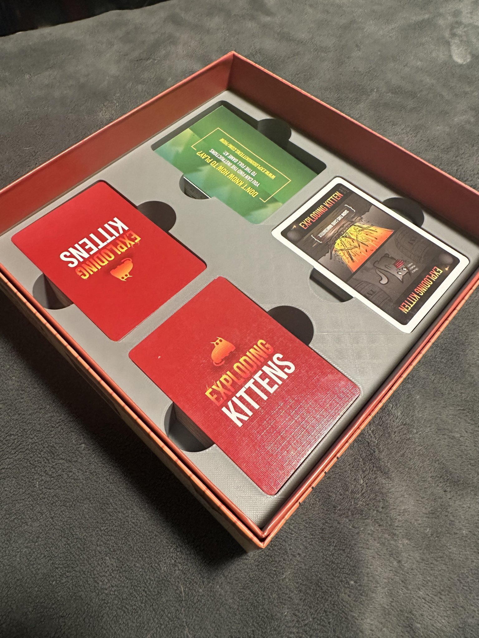 Giá đỡ tổ chức thẻ cho trò chơi Exploding Kittens