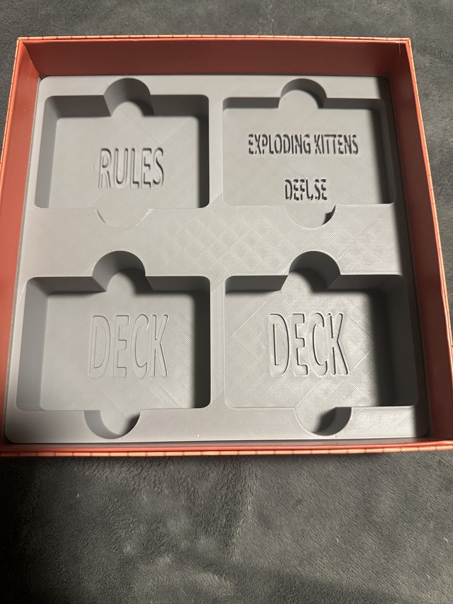 Giá đỡ tổ chức thẻ cho trò chơi Exploding Kittens