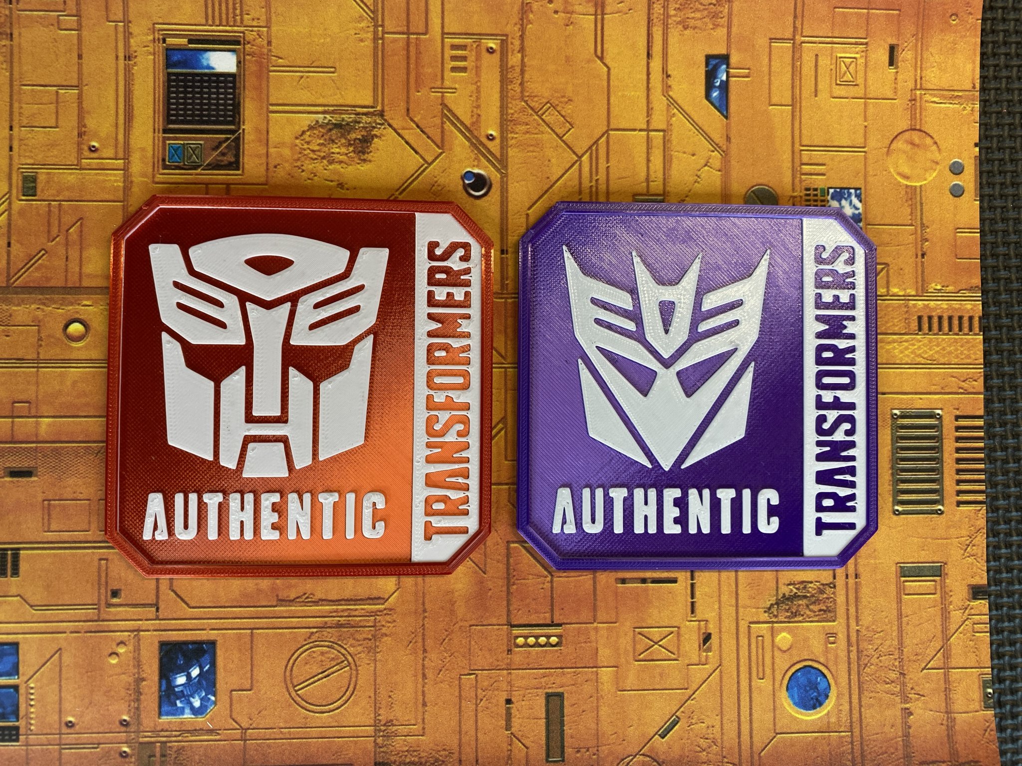 Đế ly Transformers với logo "Authentic" độc đáo
