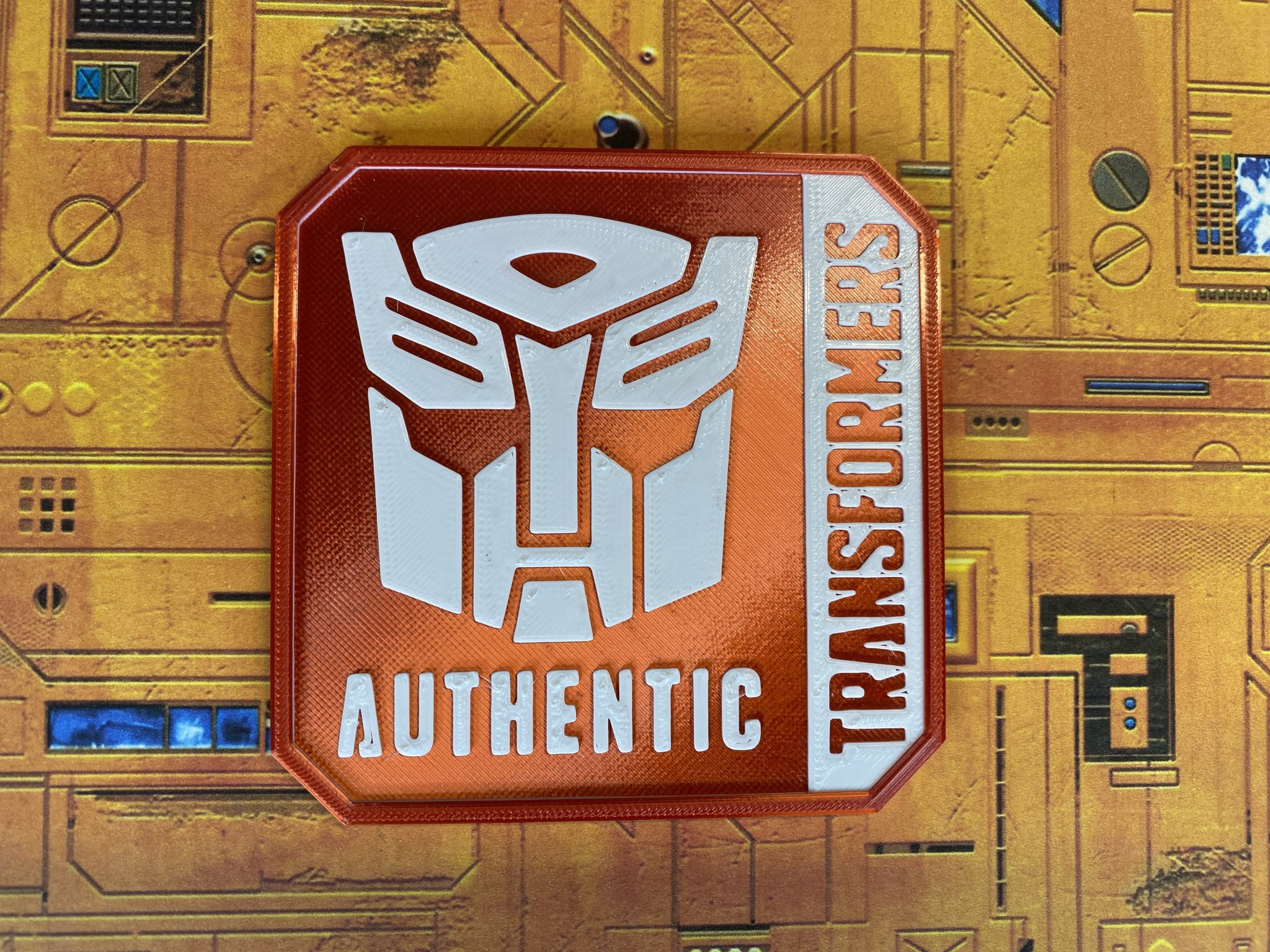 Đế ly Transformers với logo "Authentic" độc đáo
