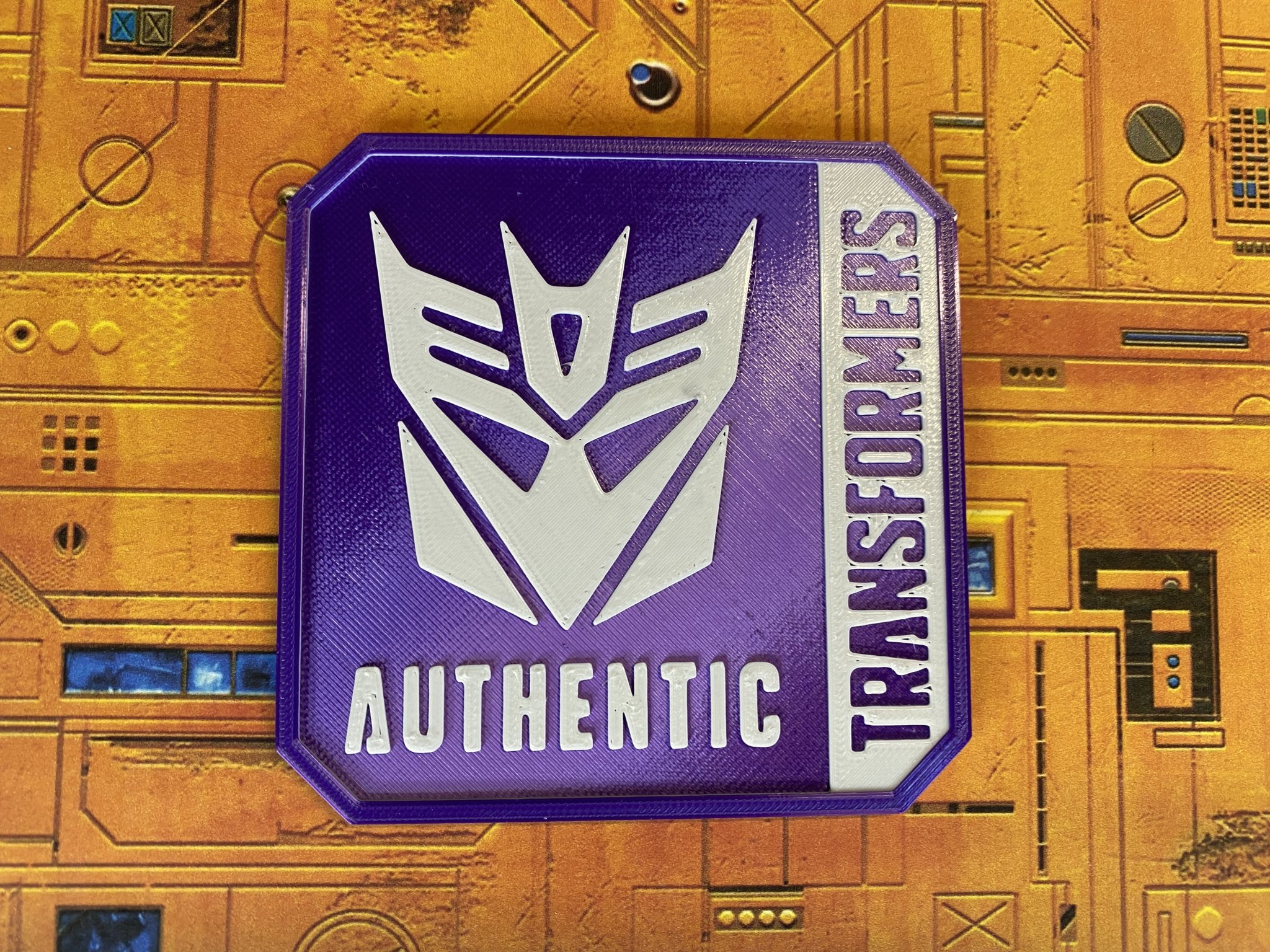 Đế ly Transformers với logo "Authentic" độc đáo