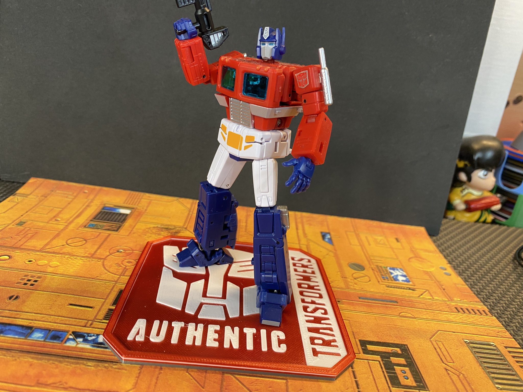 Đế ly Transformers với logo "Authentic" độc đáo