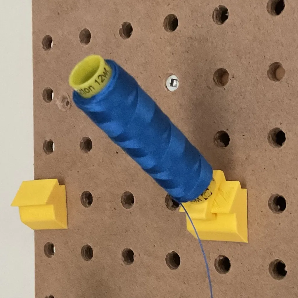 Giá đỡ cuộn chỉ điều chỉnh cho không gian làm việc gọn gàng