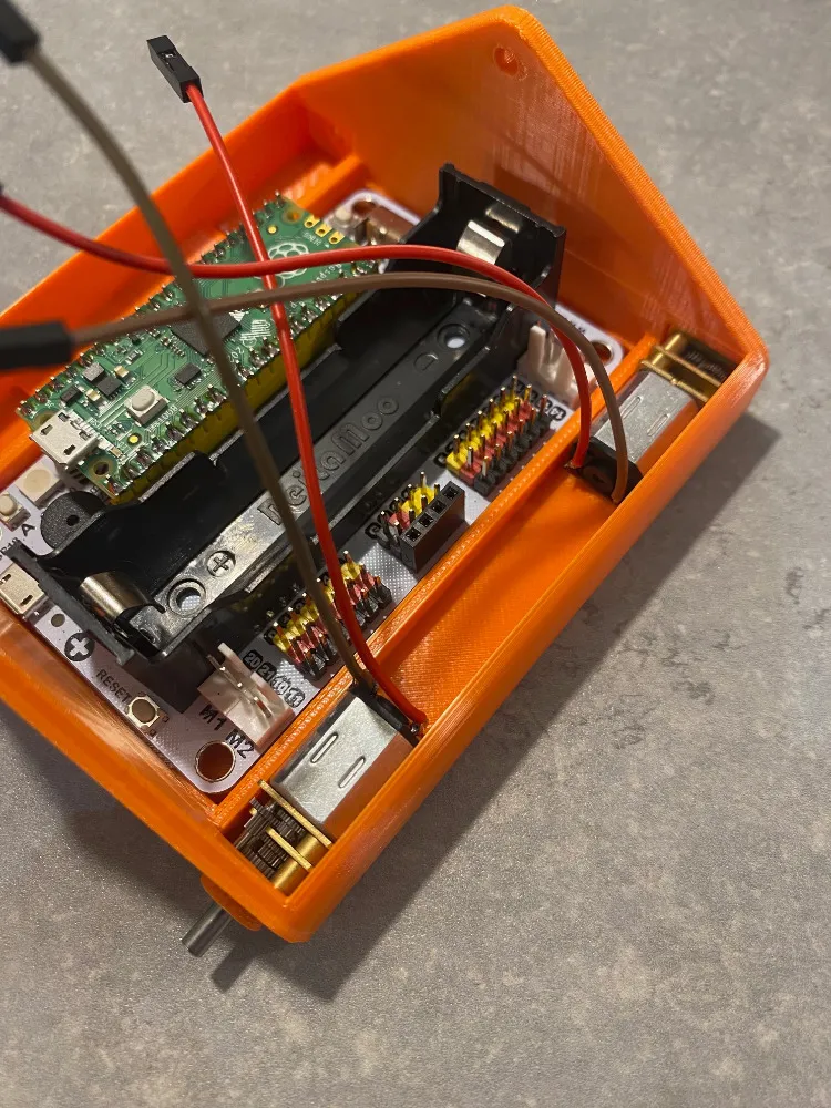 Robot Sumo Battlebot sử dụng Raspberry Pi Pico và Wukong 2040