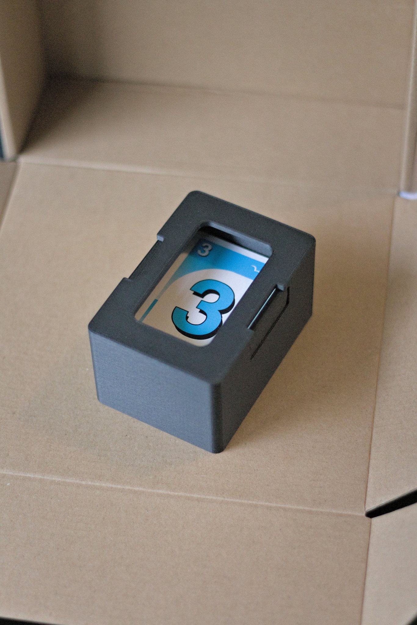 Hộp đựng bài chơi Clippy in 3D với nắp chắc chắn