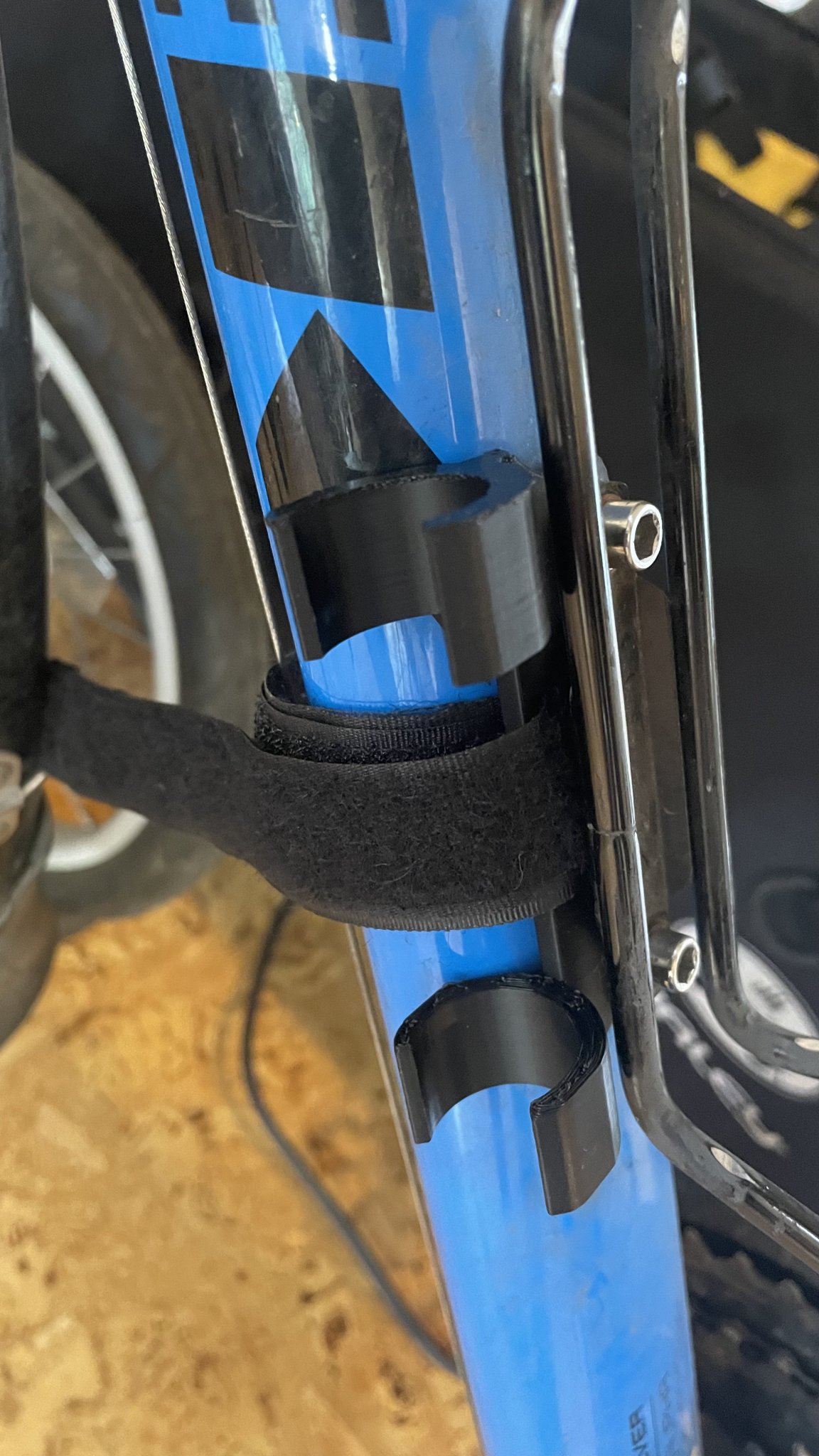 Giá đỡ bơm xe đạp cho khung bình nước 22.5 mm