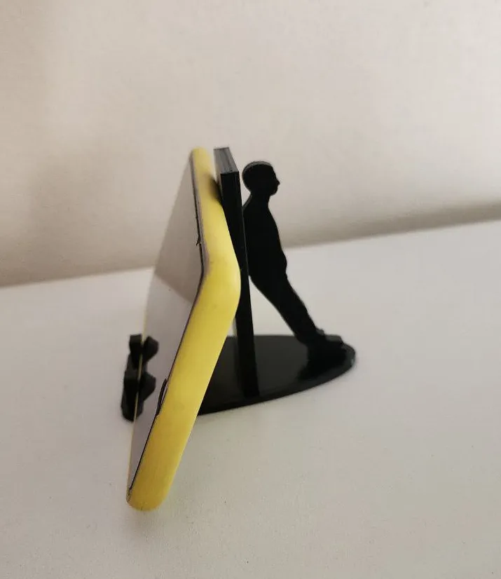 Giá đỡ điện thoại hình người dựa vào tường