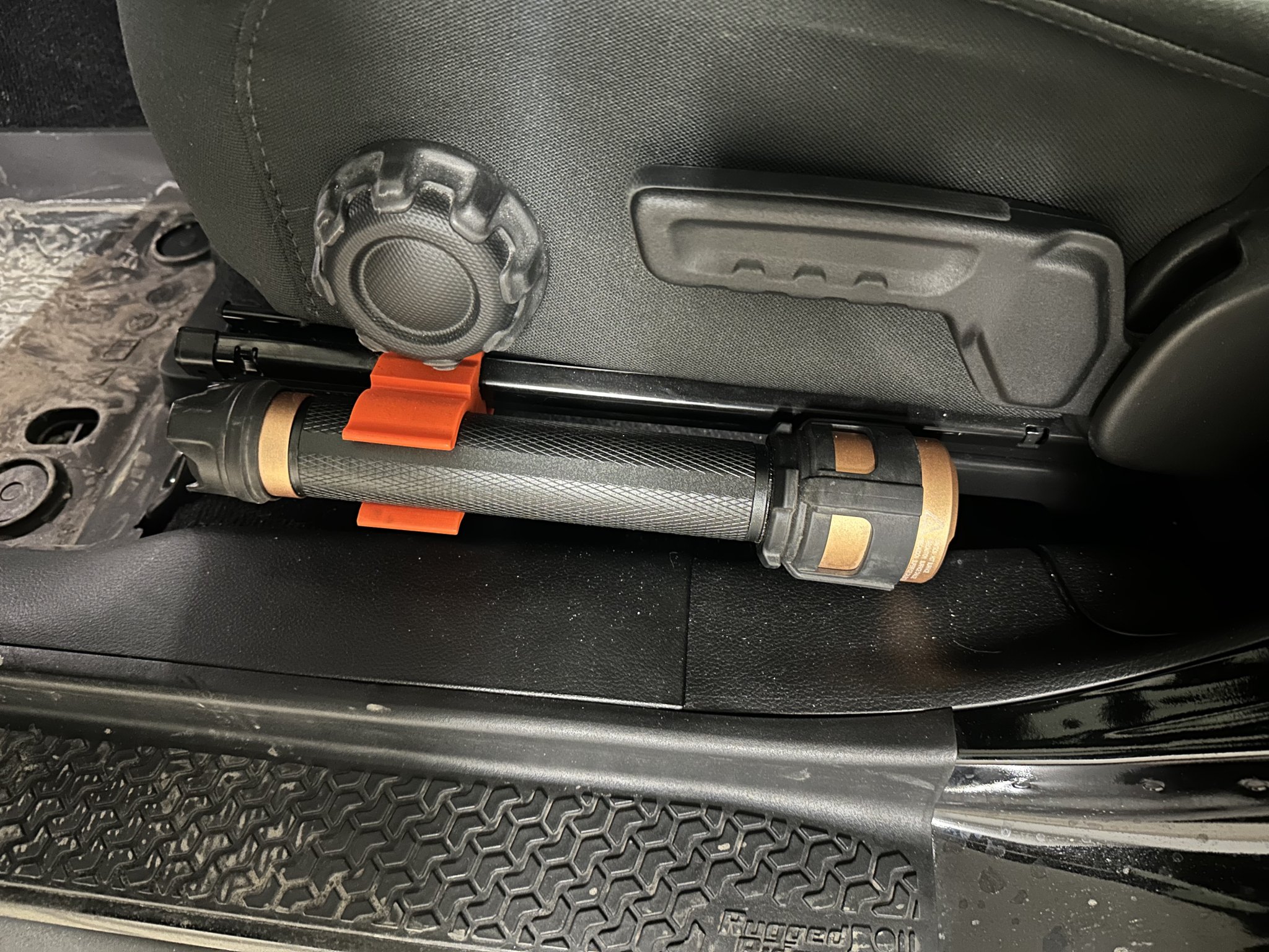 Giá đỡ đèn pin Duracell 2500L cho ghế Jeep Wrangler JL