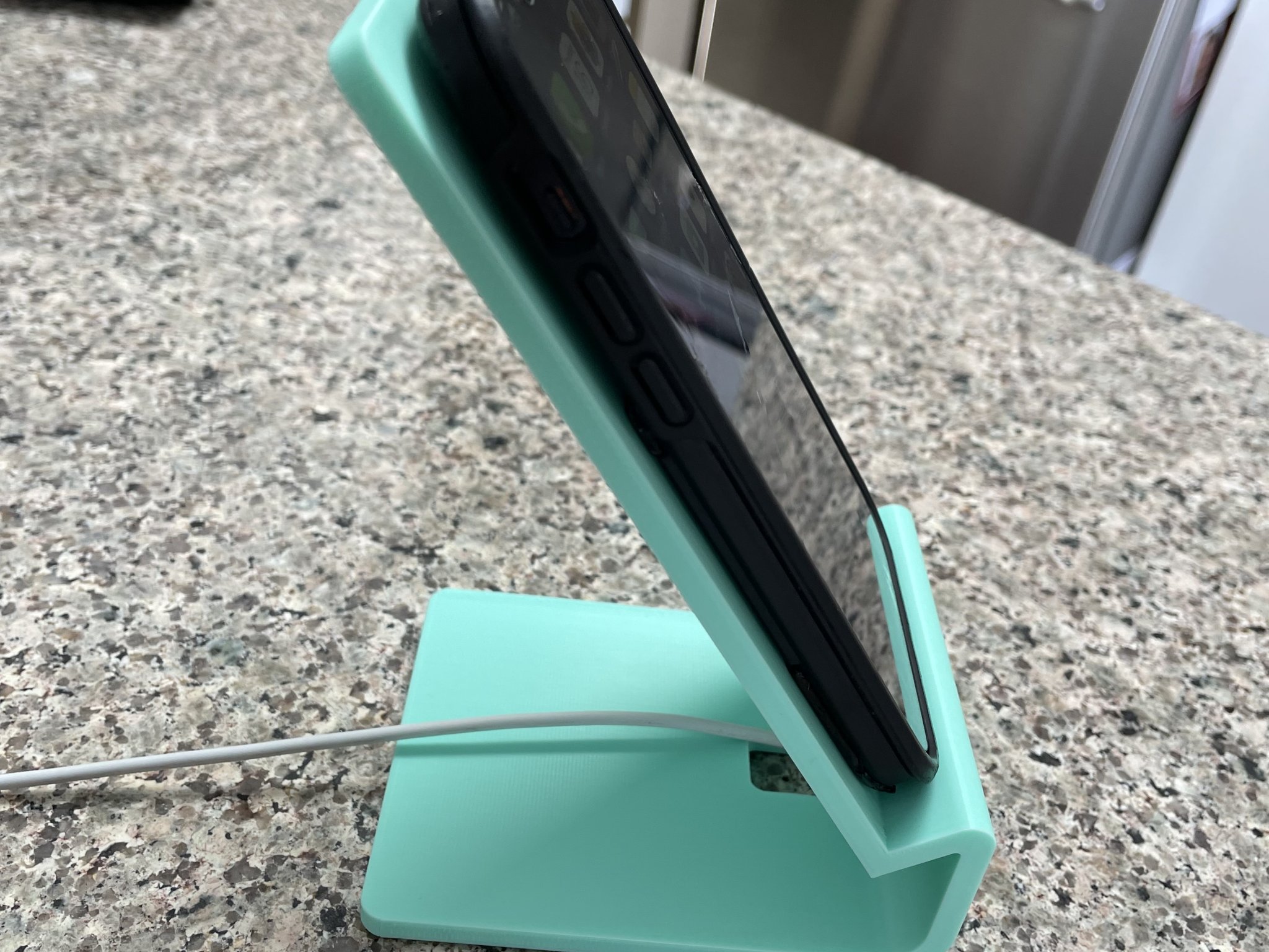 Giá đỡ iPhone để bàn tích hợp cáp sạc