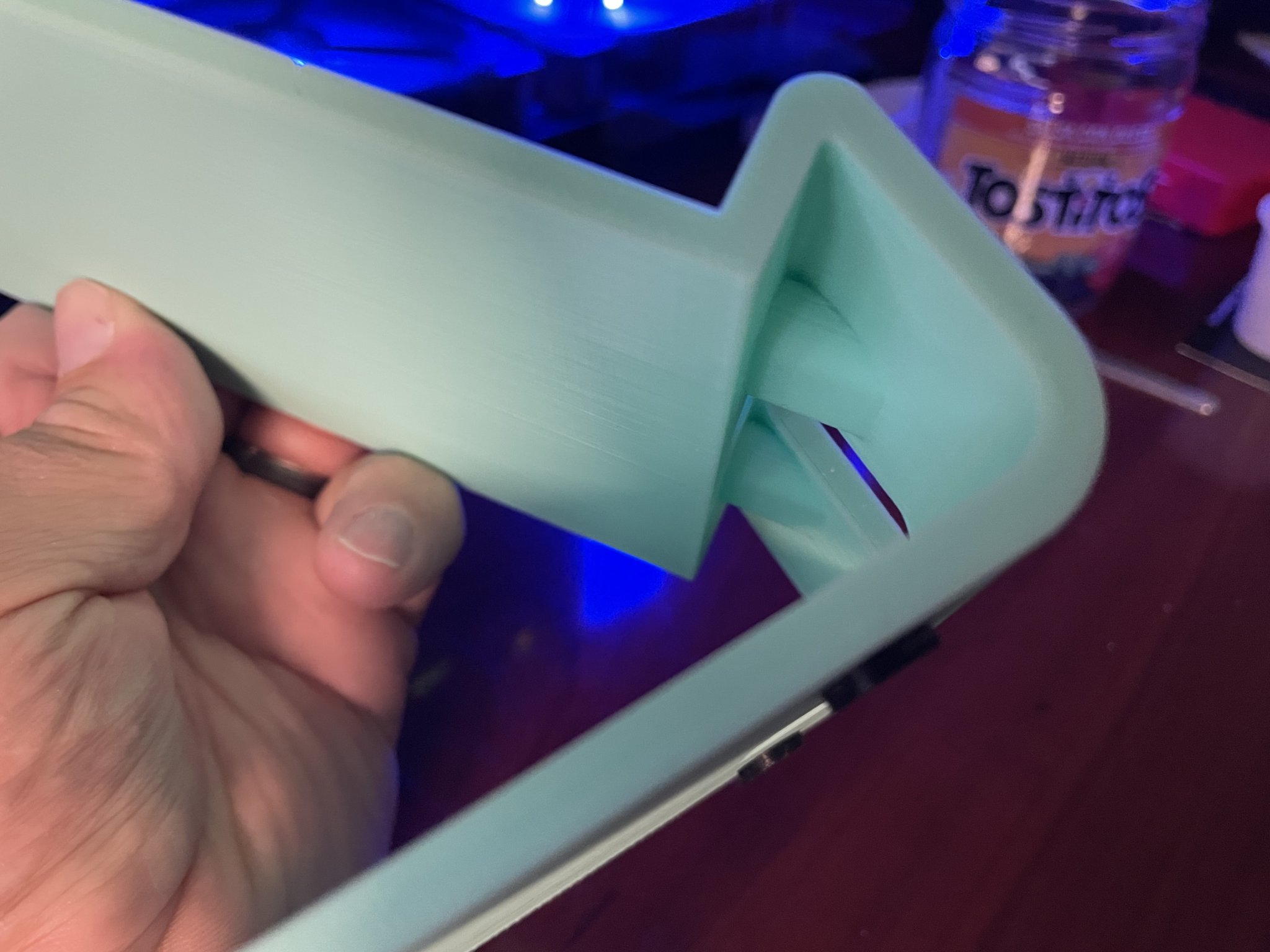 Giá đỡ iPhone để bàn tích hợp cáp sạc