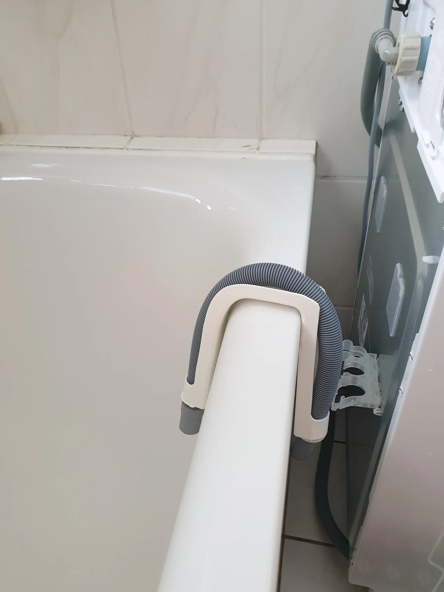 Giá đỡ ống thoát nước máy giặt cho bồn tắm