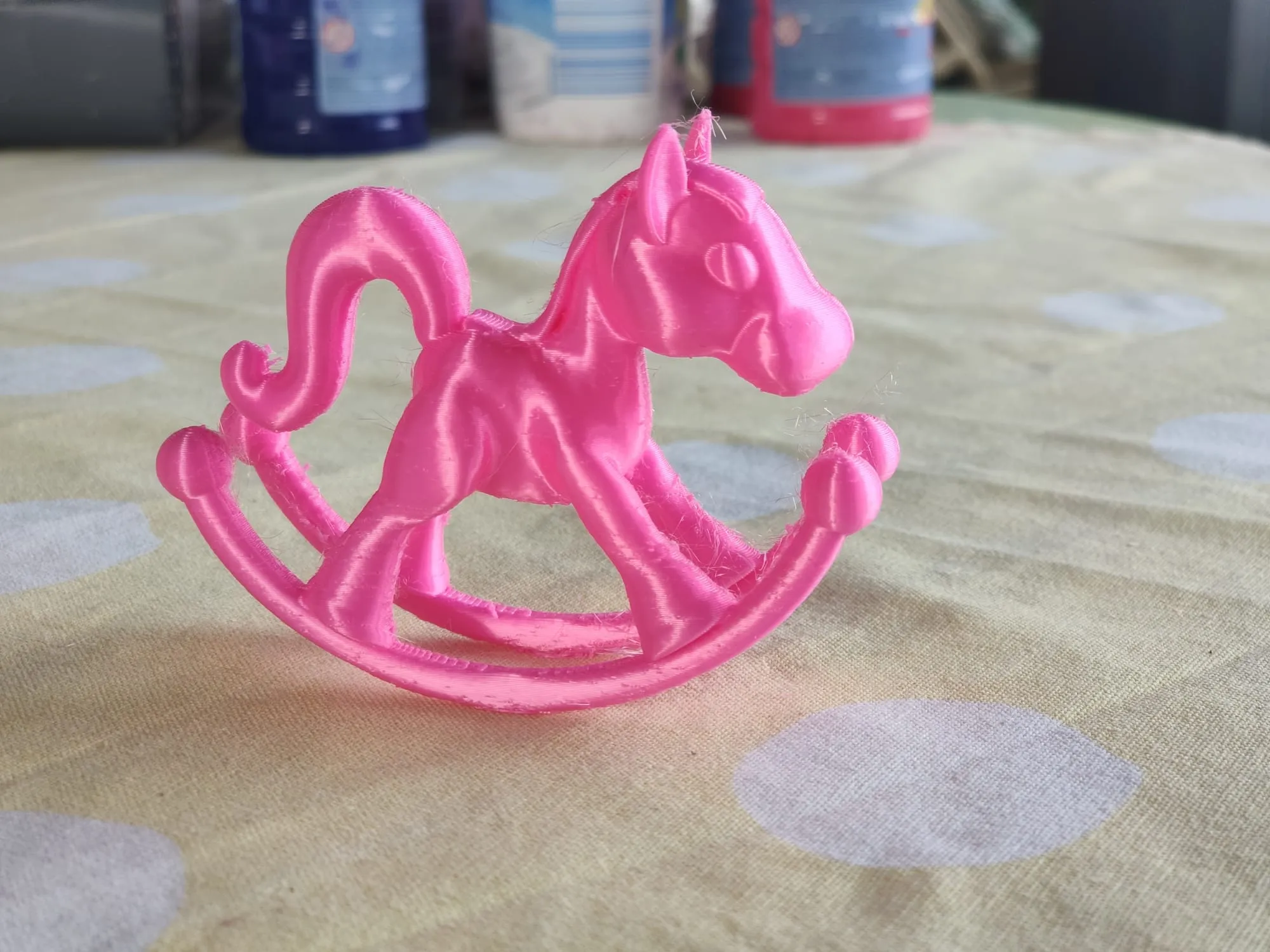 Ngựa bập bênh dễ thương cho ngôi nhà búp bê cổ điển