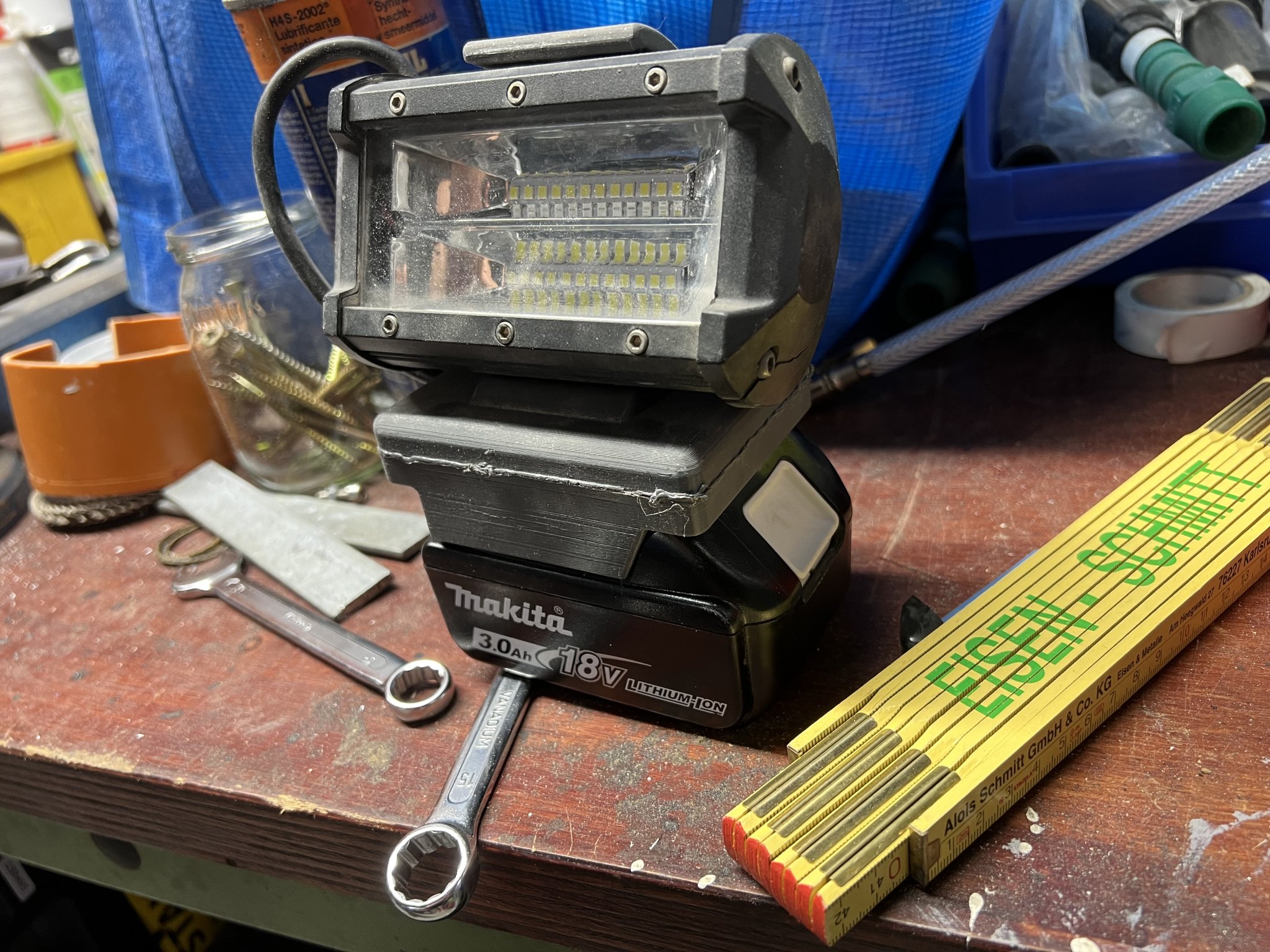 Đèn làm việc Makita với vít M8