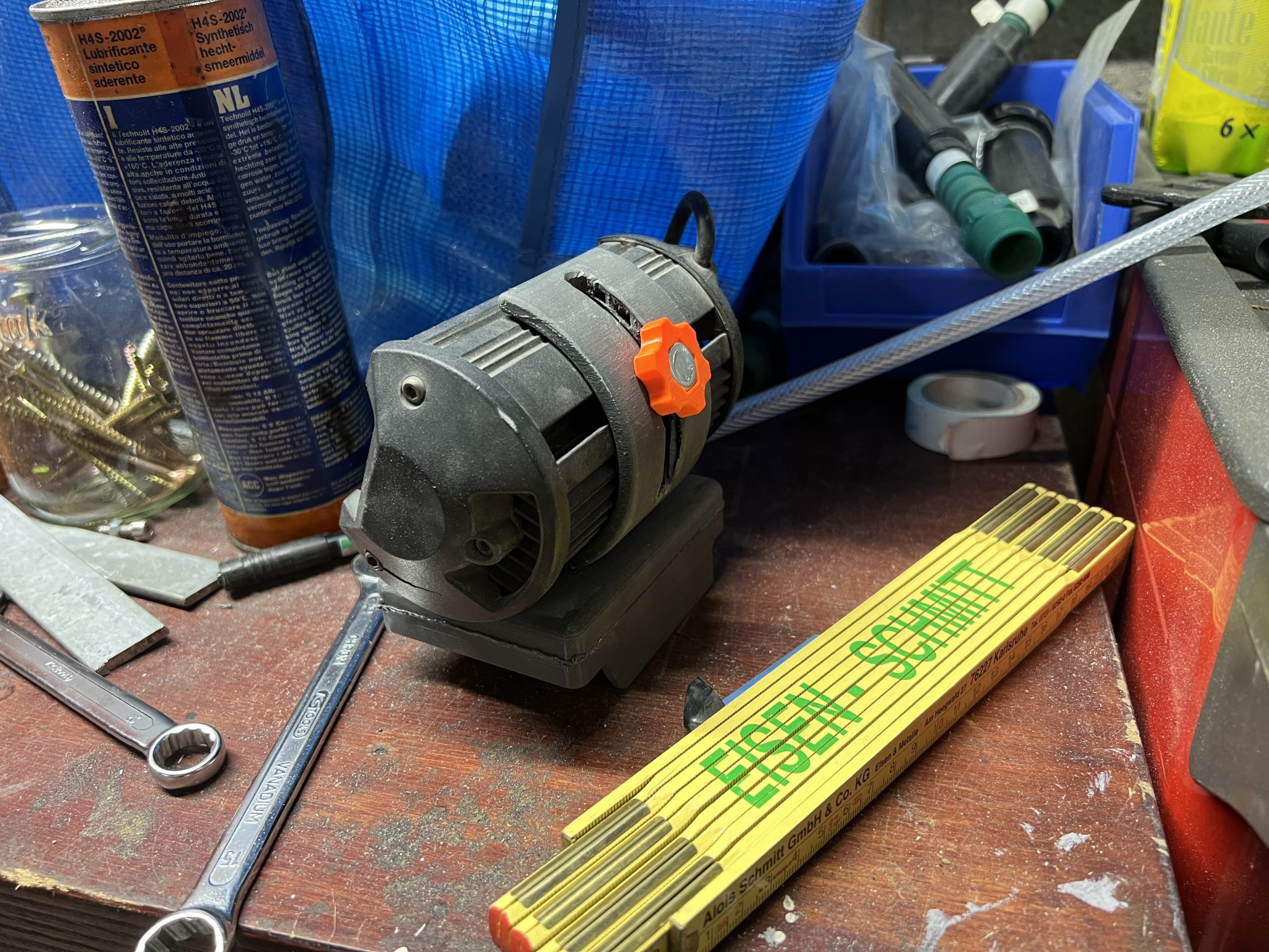 Đèn làm việc Makita với vít M8