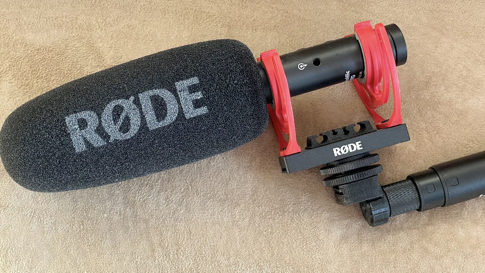 Giá đỡ mic shotgun cho gậy selfie với chân lạnh