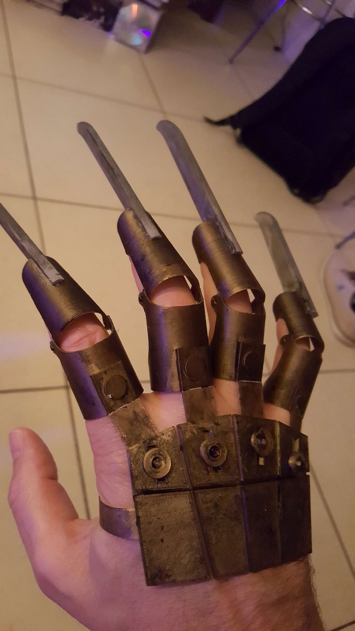 Móng vuốt của Freddy cho lễ hội Halloween