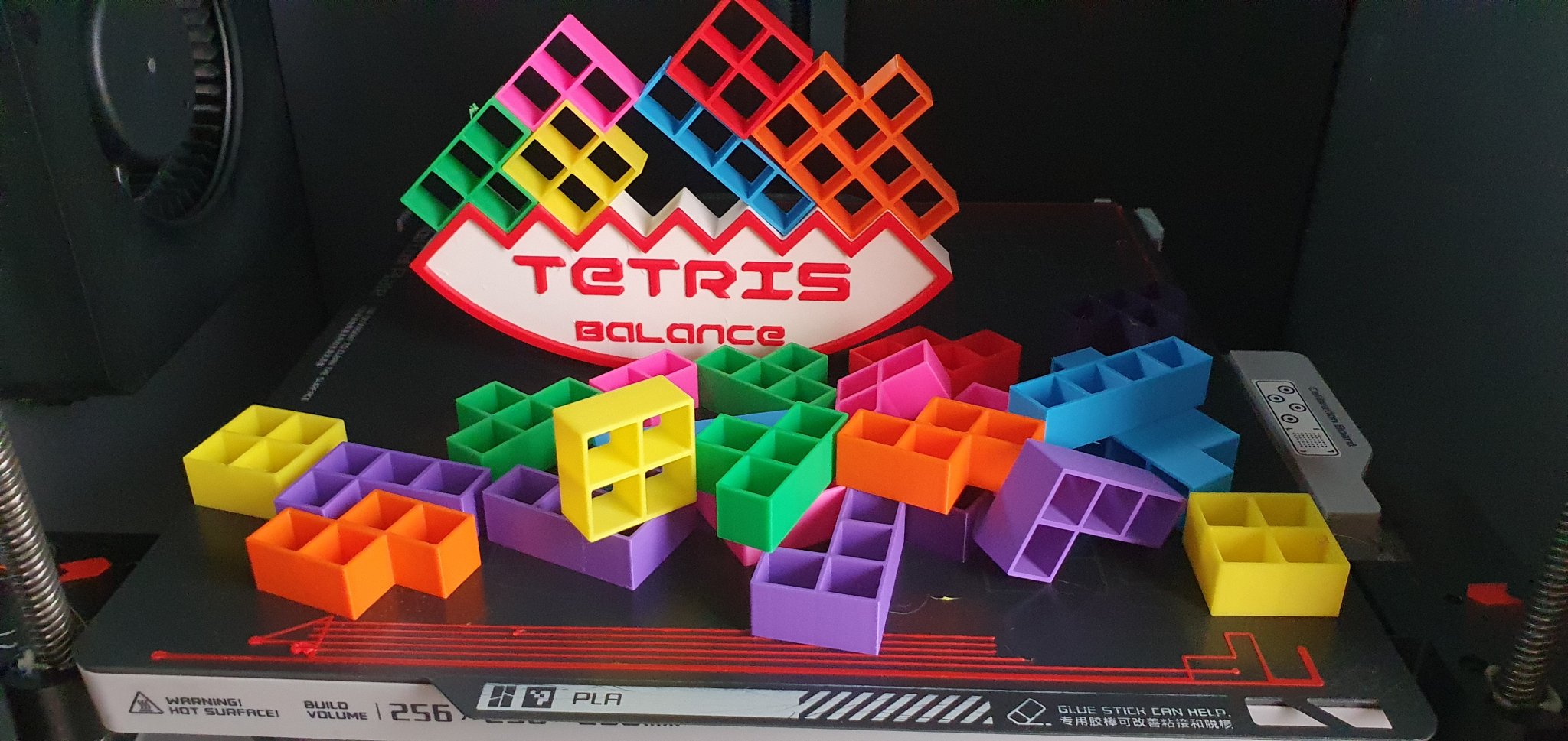 Cân bằng Tetris với chữ cái và màu sắc sống động