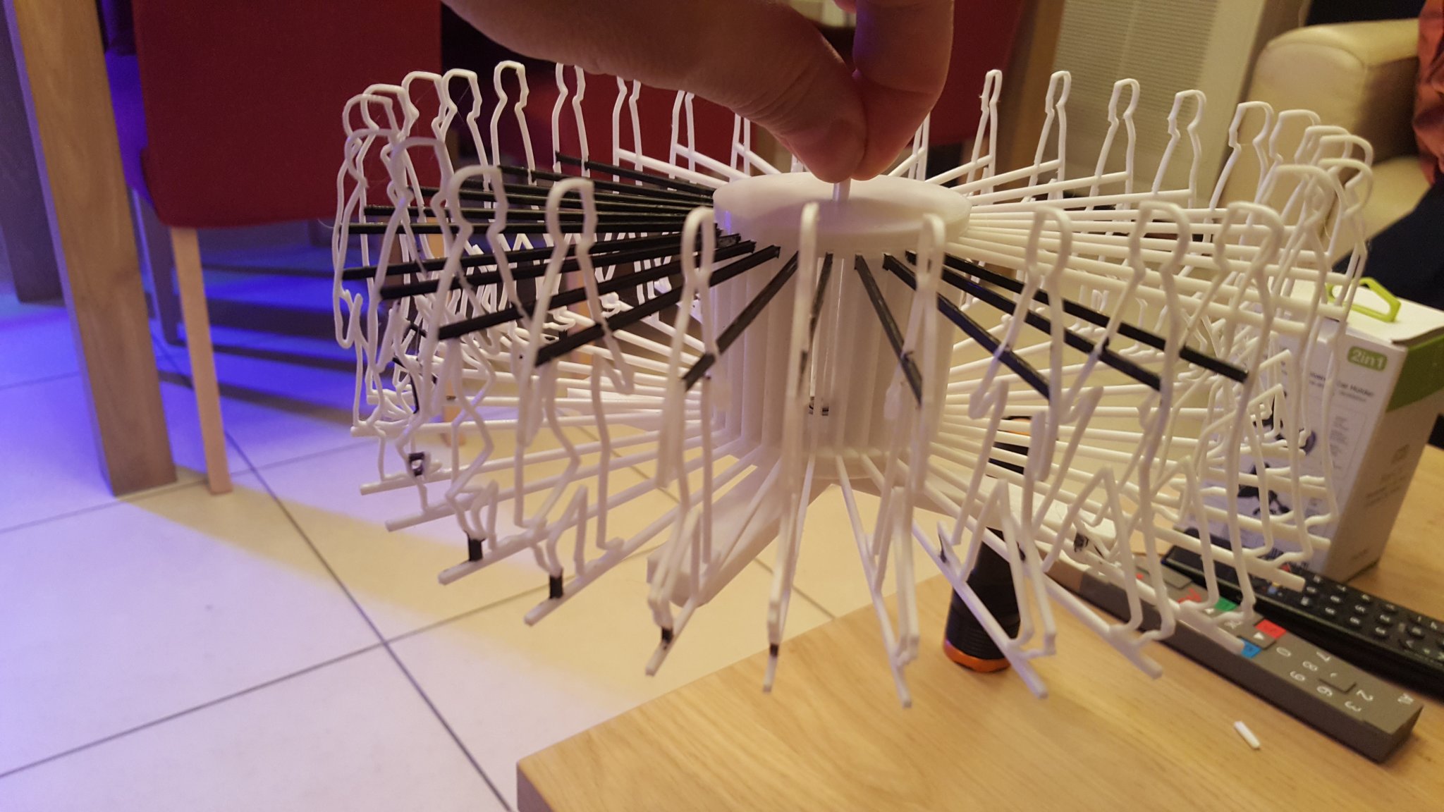 Người đàn ông đi bộ trong mô hình zoetrope laser