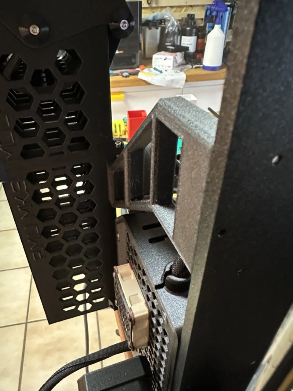 Giá đỡ lớn RMU MK3 Einsy được căn chỉnh với khung máy.