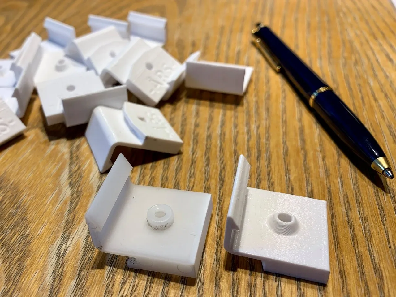 Kẹp khóa thay thế cho cửa sổ 2+1 kiểu Thụy Điển