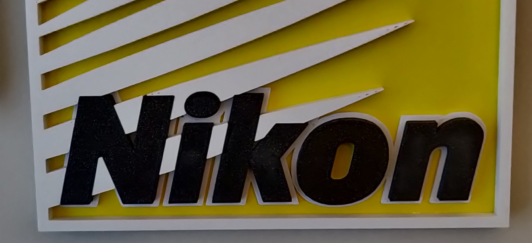 Khung hình logo Nikon treo tường bằng acrylic vàng