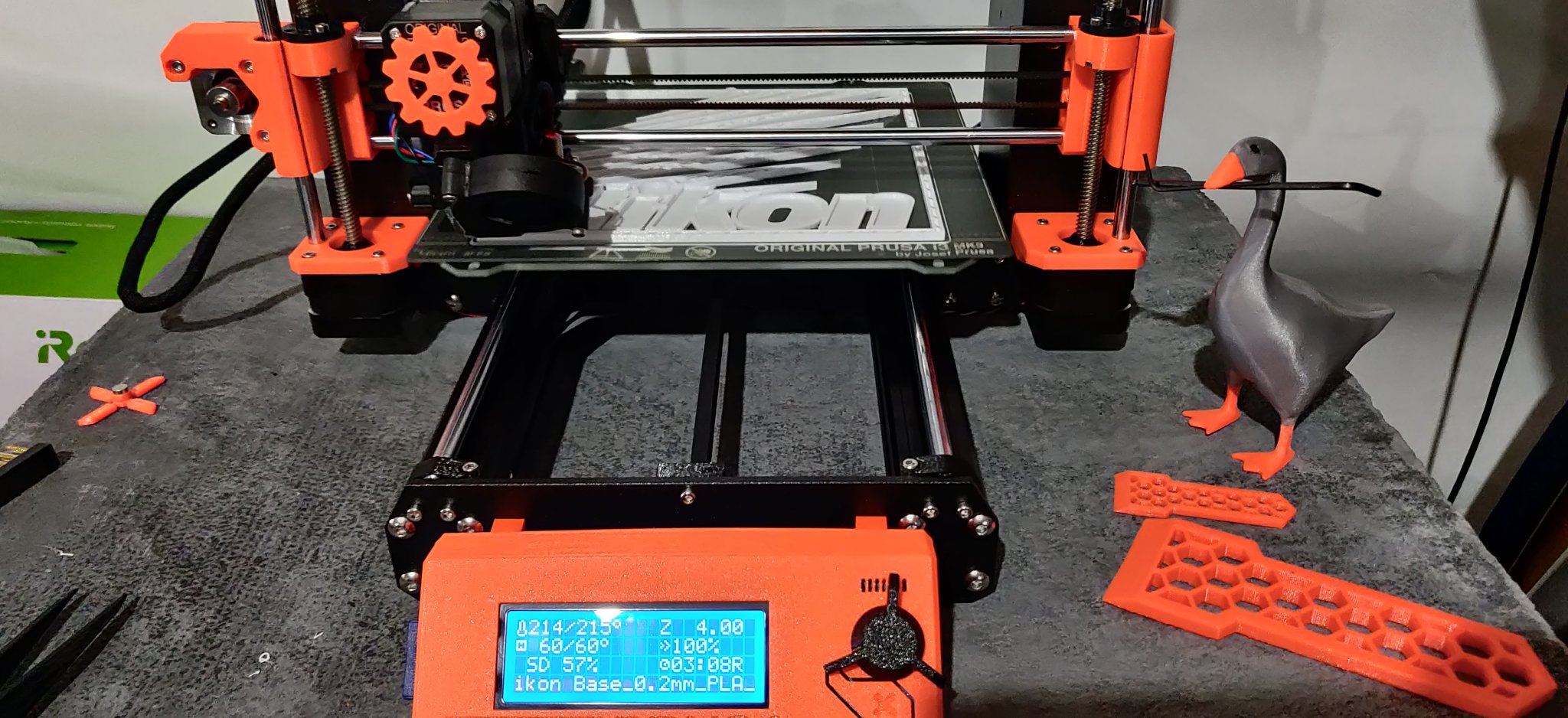 Khung hình logo Nikon treo tường bằng acrylic vàng