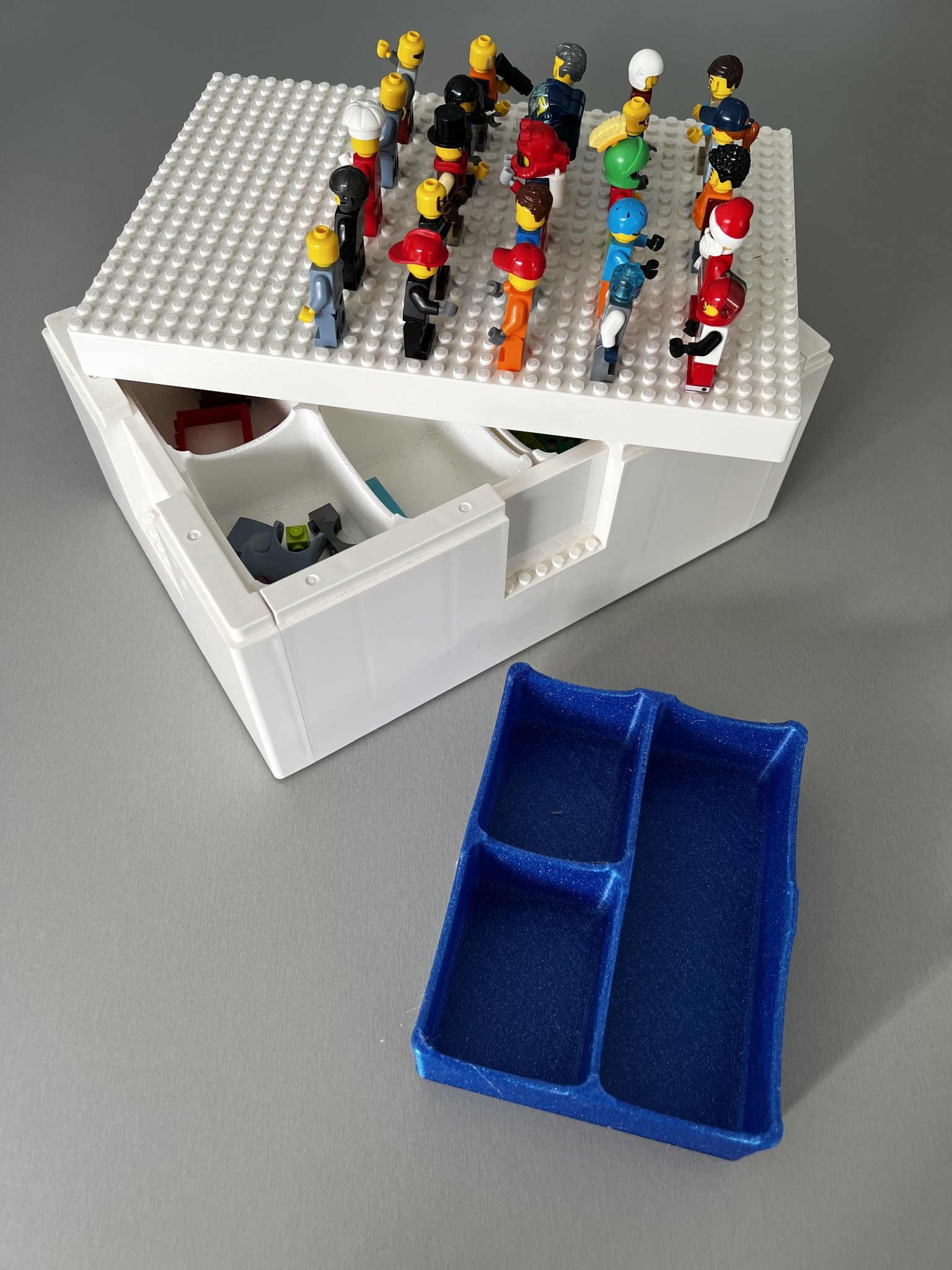Hộp đựng Lego BYGGLEK của Ikea với các ngăn nhỏ