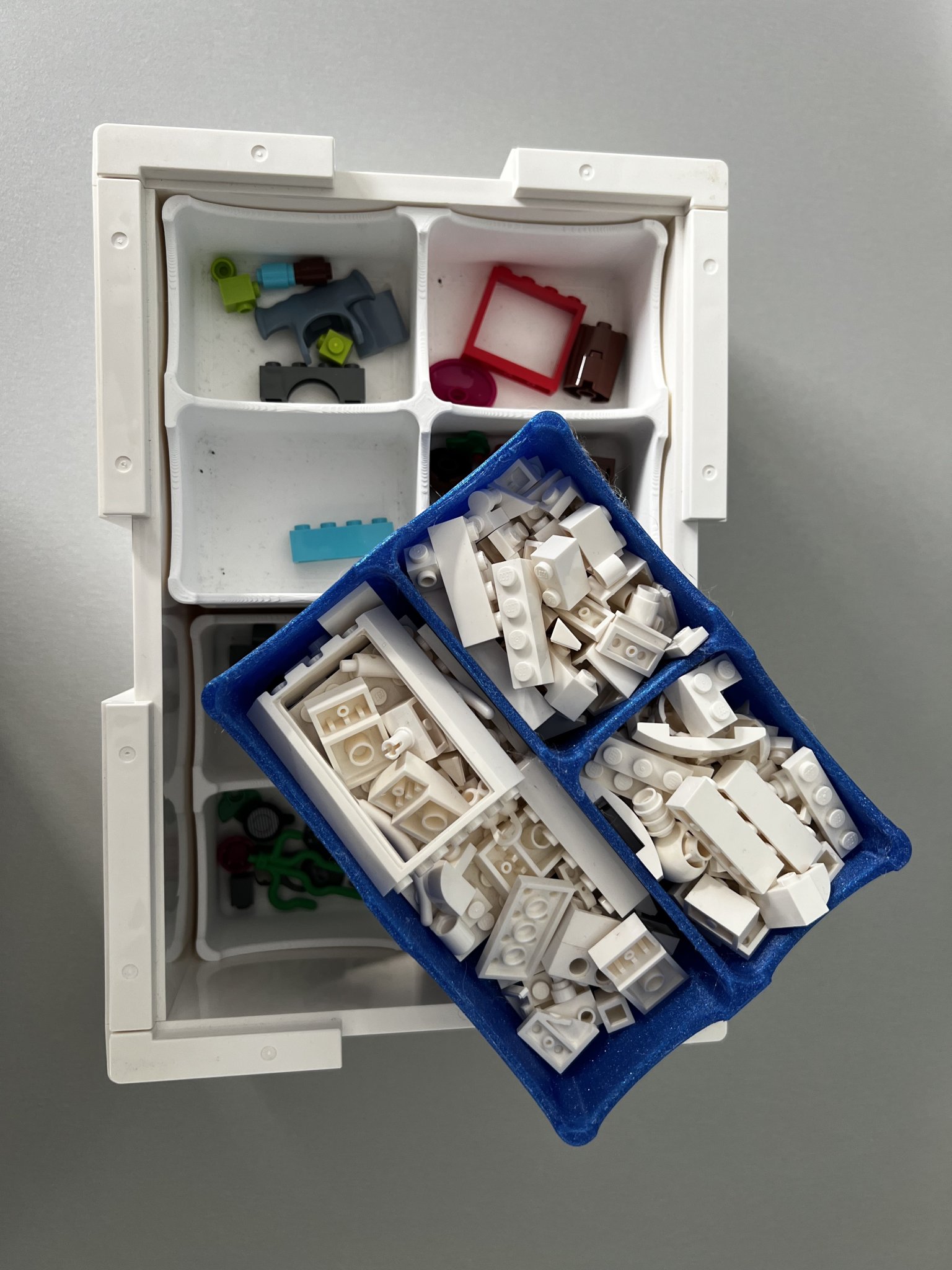 Hộp đựng Lego BYGGLEK của Ikea với các ngăn nhỏ