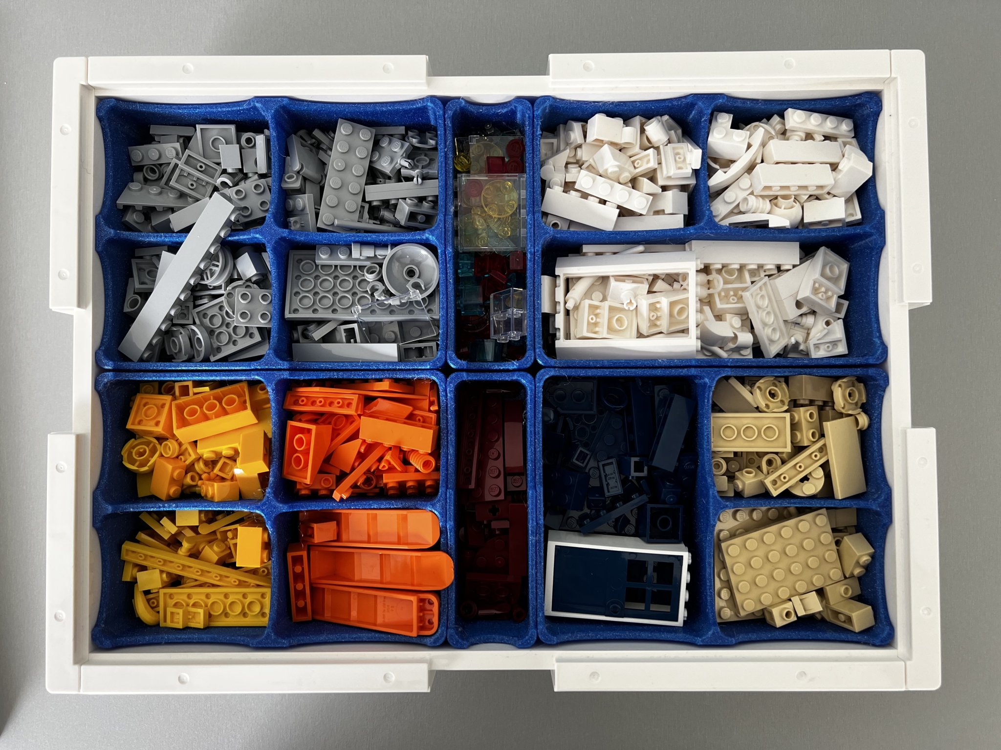 Hộp đựng Lego BYGGLEK của Ikea với các ngăn nhỏ