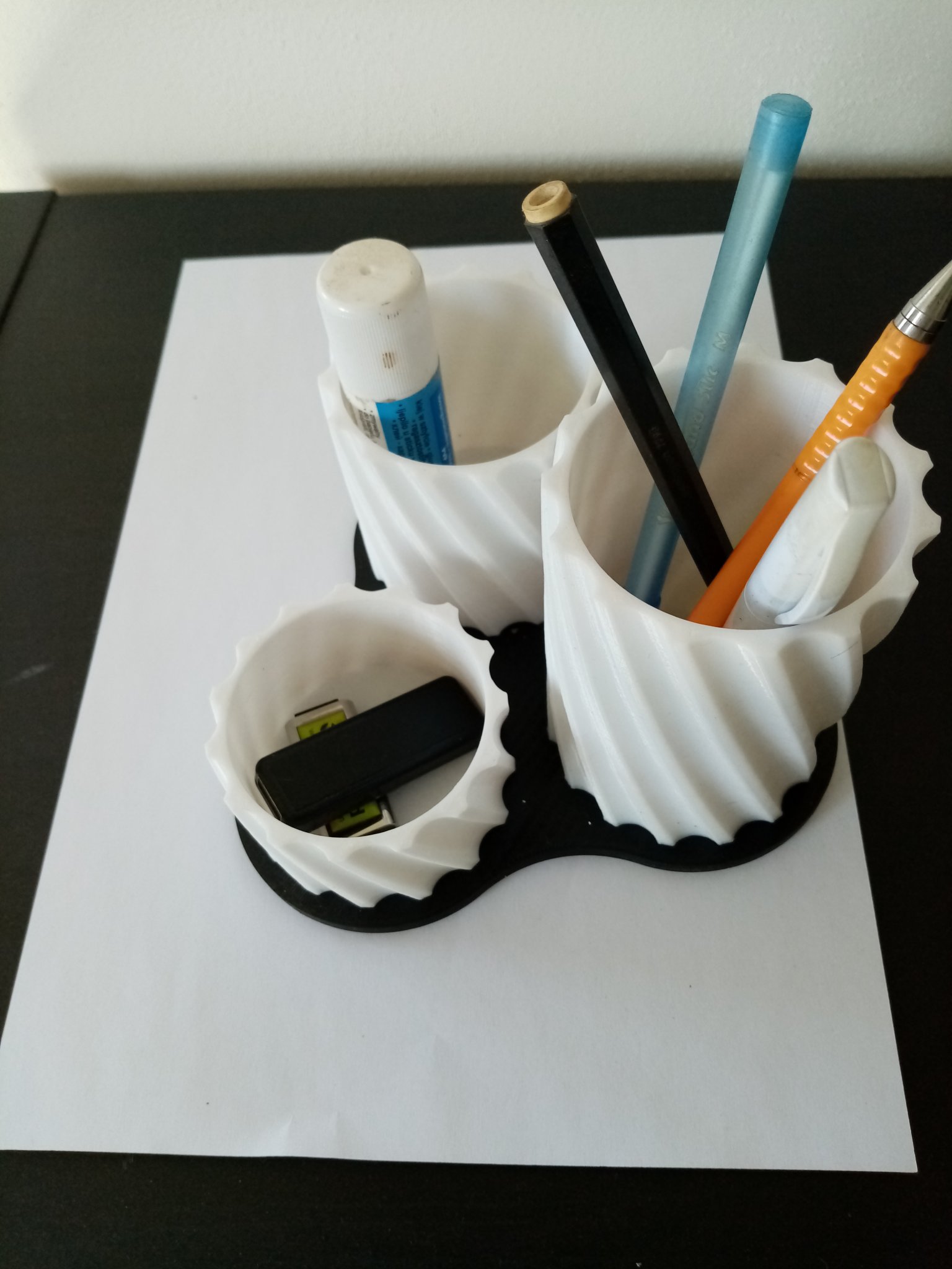 Giá đỡ bút chì dễ in với kích thước 16 x 16 x 10.5cm