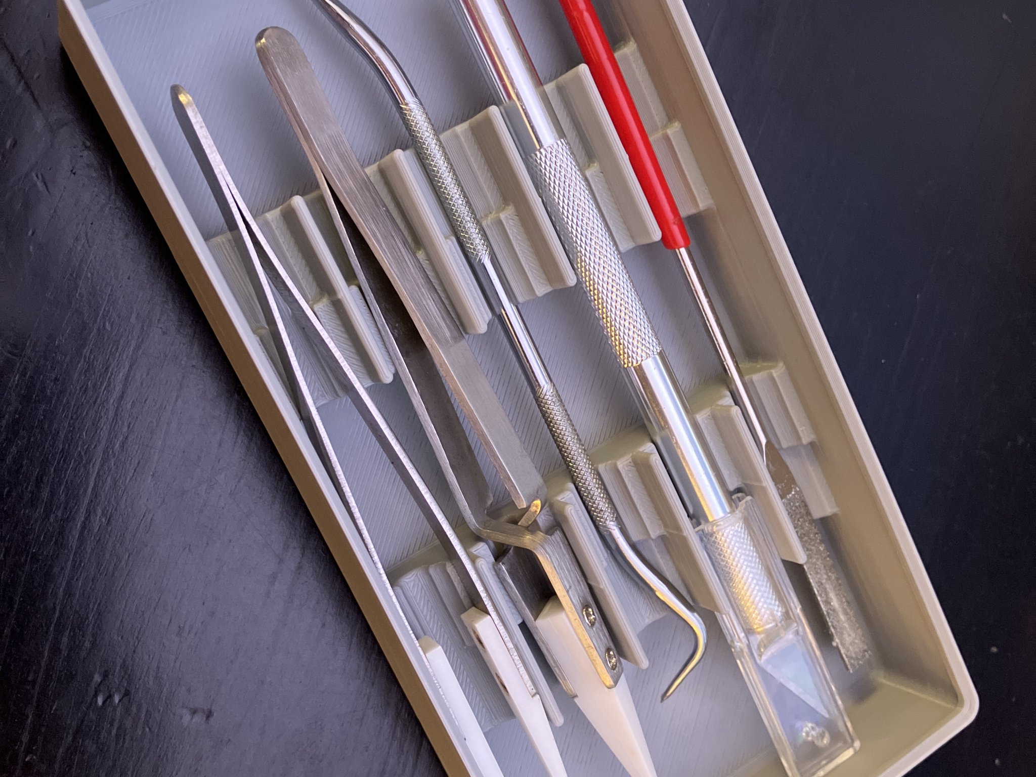 Giá đỡ pick, tweezer và exacto có thể xếp chồng Gridfinity